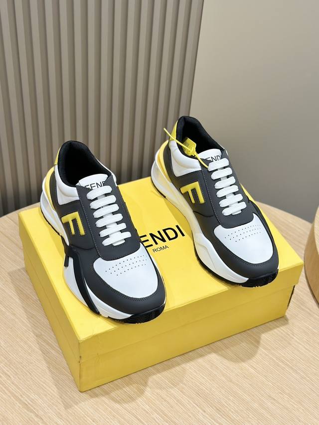 Fendi芬迪男士新款系带运动鞋 采用近几年比较流行的版型设计，外观时尚大气。由高科技布料拼接绒面皮革打造，Framilon 嵌饰，鞋身运用简洁的色彩进行搭配，