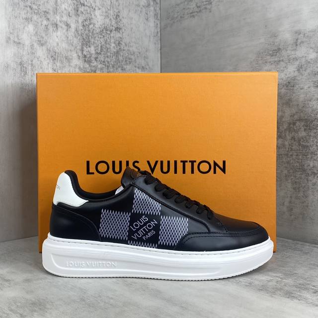 新款上架 Louis Vuitton Beverly Hills运动鞋为柔软粒面小牛皮压印 Monogram 图案，其后部牛皮革饰边与皮具系列设计异曲同工，搭配
