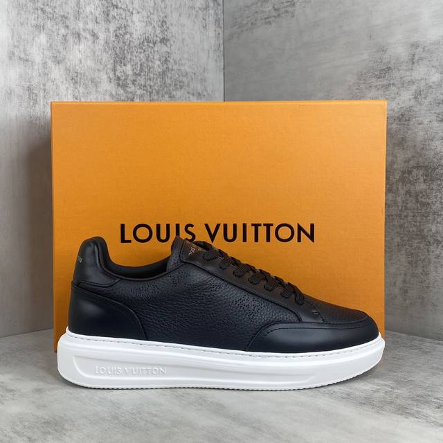 新款上架 Louis Vuitton Beverly Hills运动鞋为柔软粒面小牛皮压印 Monogram 图案，其后部牛皮革饰边与皮具系列设计异曲同工，搭配