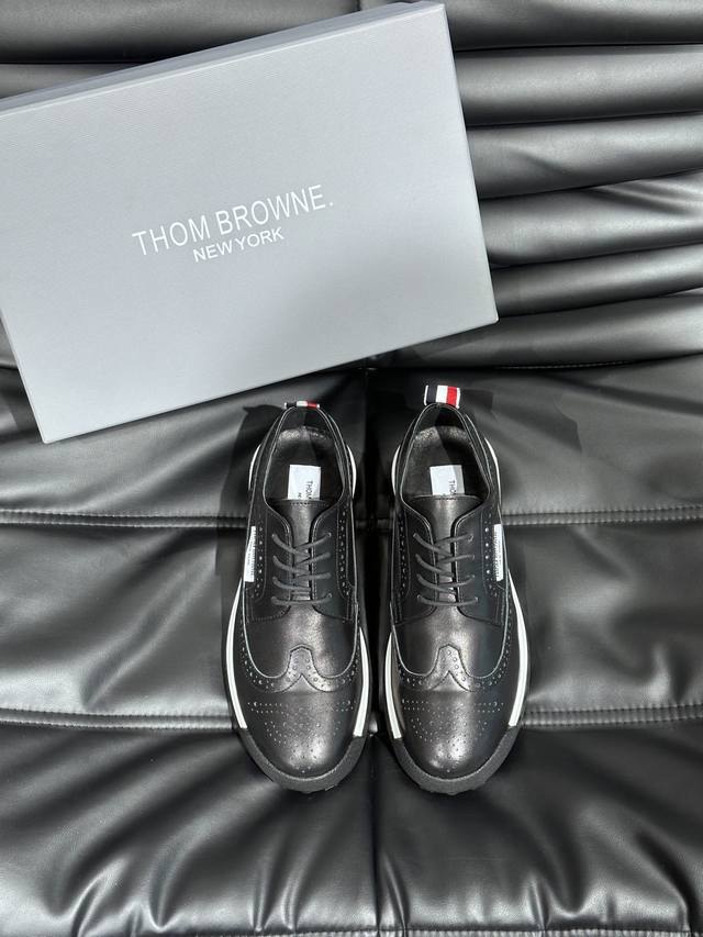 Tom Brian 汤姆*布莱恩 新款男士轻奢商务休闲皮鞋 正装德比鞋 这款布洛克鞋采用进口牛皮精制而成，具有经典的长翼风格，布洛克雕花鞋面。英伦复古，彰显绅士
