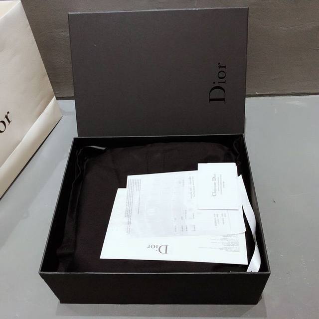 Dior* 顶级代购级别，情侣款 19Ss最新春夏dior 购入原版1 1历时将近两个月打造 最高品质 原版鞋原版楦开发欢迎对比、 众多明星同款网红撞款、 Di