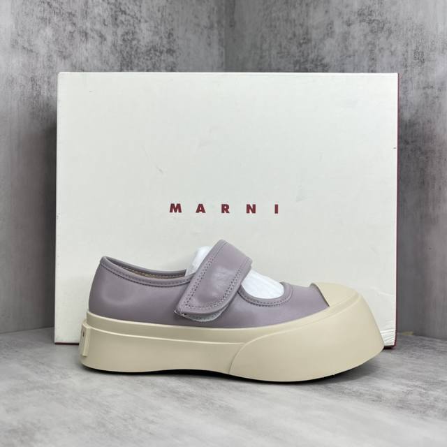 新款上架顶级版本marni 23Ss 大头鞋，非常显高档又舒适，白色黑色都好打理，脚感非常好，完全不打脚 鞋面 牛皮，内里羊皮，鞋垫羊皮，独家开模大底 在增高的