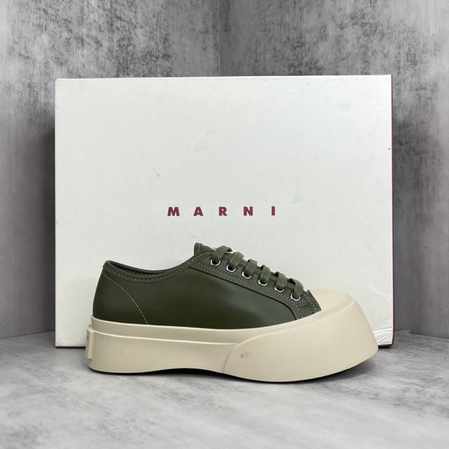 新款上架顶级版本marni 23Ss 大头鞋，非常显高档又舒适，白色黑色都好打理，脚感非常好，完全不打脚 鞋面 牛皮，内里羊皮，鞋垫羊皮，独家开模大底 在增高的
