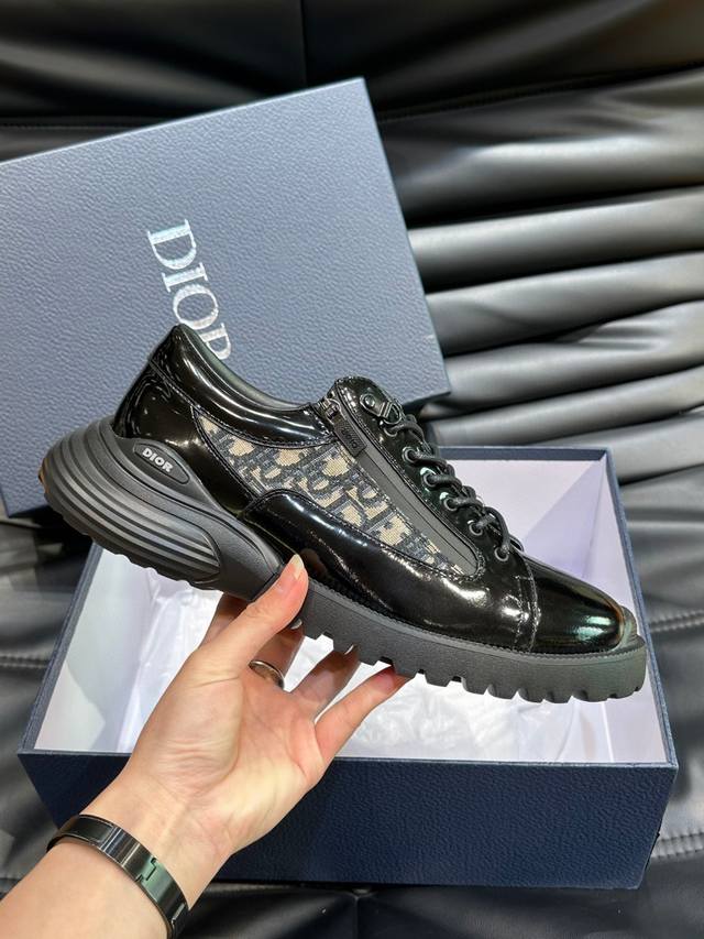 Dior Combat 德比鞋是二零二四春季男装系列新品，呈现时尚设计与运动元素相结合的混搭风格。采用黑色抛光牛皮革精心制作，侧面和鞋舌饰以 Oblique 印 - 点击图像关闭