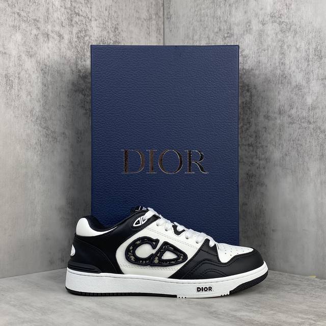 新款上架 Dior B57 低帮系列 24Ss 春季男装系列新品 重新诠释篮球鞋设计，成为 Dior 的经典单品。采用蓝色和奶油白色光滑牛皮革精心制作，搭配米色