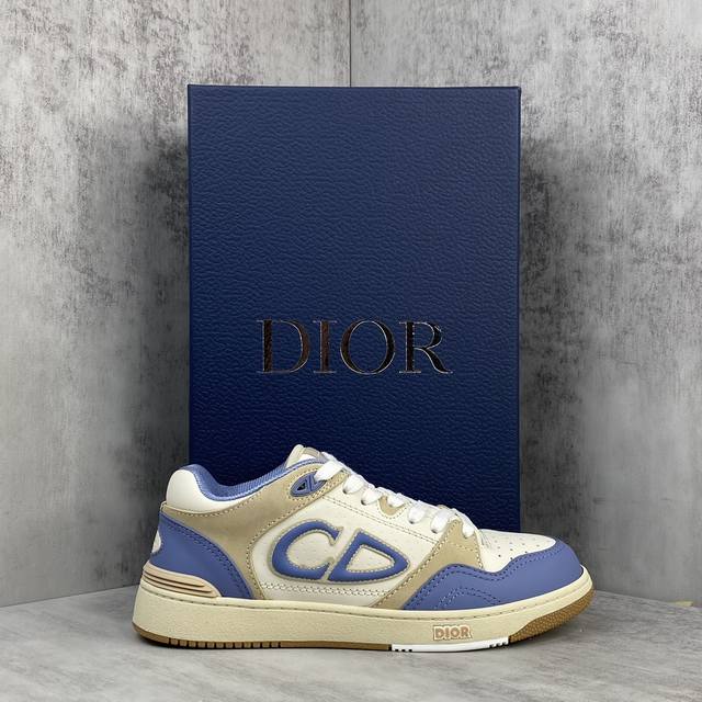 新款上架 Dior B57 低帮系列 24Ss 春季男装系列新品 重新诠释篮球鞋设计，成为 Dior 的经典单品。采用蓝色和奶油白色光滑牛皮革精心制作，搭配米色 - 点击图像关闭