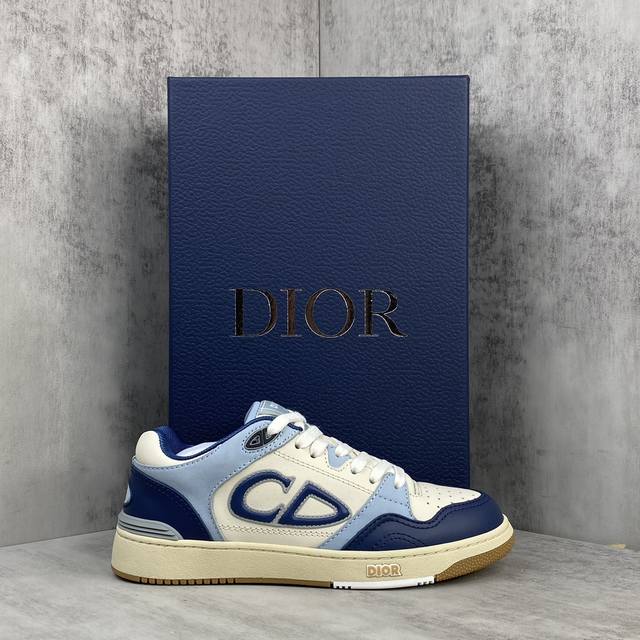 新款上架 Dior B57 低帮系列 24Ss 春季男装系列新品 重新诠释篮球鞋设计，成为 Dior 的经典单品。采用蓝色和奶油白色光滑牛皮革精心制作，搭配米色