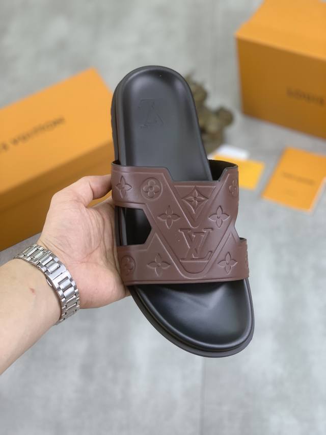 工厂价 实价 高品质拖鞋 Louis Vuitton 官网同步最新款拖鞋 市场最高版本的，接受材质对比 鞋型对比 工艺对比 实用又有质感 百搭适用任何场合、越看