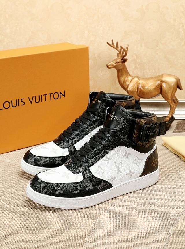 Louis Vuitton 路易威登官网最新运动休闲靴款，香港专柜同步，官网1 1打造鞋面采用进口优质牛皮搭配原版monogram面料裁制而成的rivoii高帮