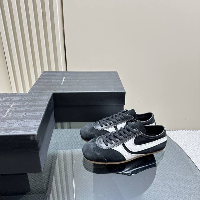 新爆款 Dries Van Noten 马拉松运动鞋， 2024春夏系列，鞋面由麂皮、柔软牛皮等材质拼接而成，并搭配今年流行的尼龙扭绳鞋带，实用性与时尚性得到完