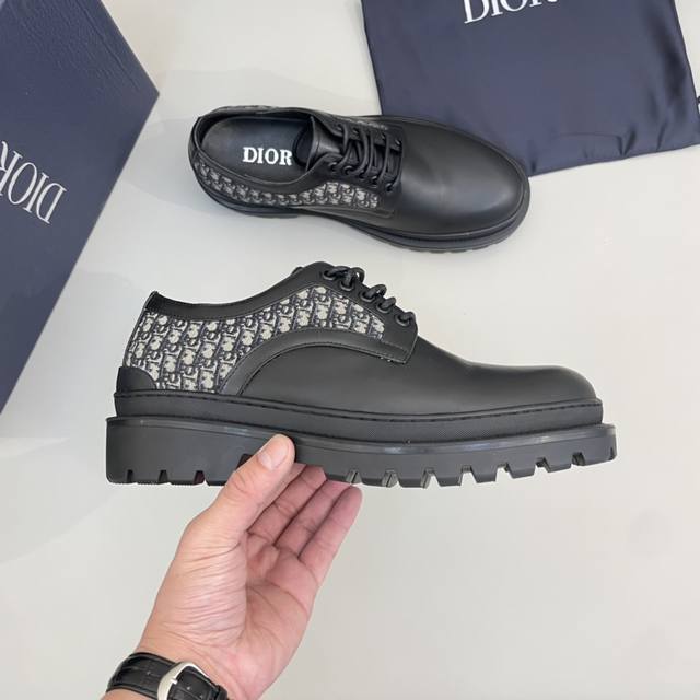 售 价 ￥ 商品商标 Dio * 迪奥* 皮鞋 正码码数 38-44 可订做45 商品材料 鞋面进口牛皮，羊皮内里，原版大底。 编 号 6225