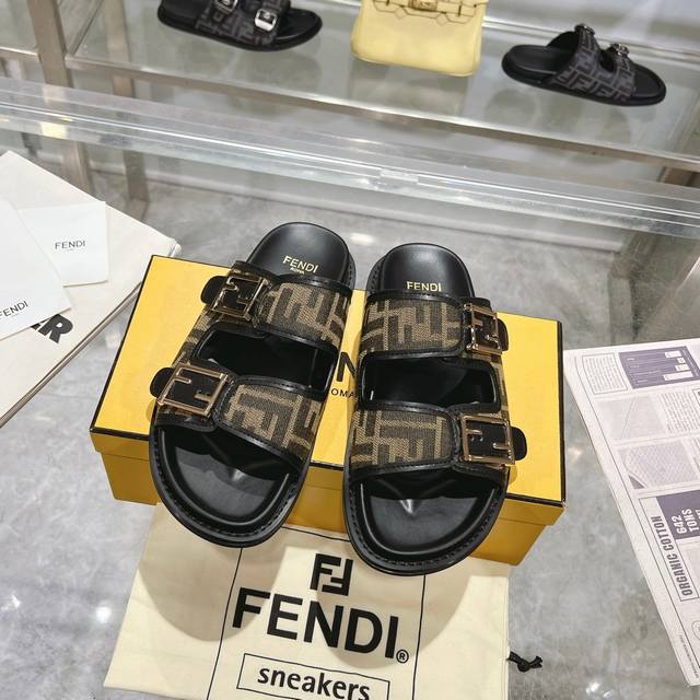 情侣款 Fendi最新爆款双带平底拖鞋，带ff装饰性搭扣，饰有ff图案提花布料+皮边，35-45码