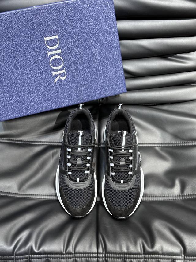 Dio* B22男士慢跑时尚运动鞋，这款单品从复古慢跑鞋汲取灵感。采用厚实的低帮设计，以黑色牛皮革以及网眼织物拼接鞋面，搭配黑白相间的刻花橡胶鞋底。黑色网眼织物