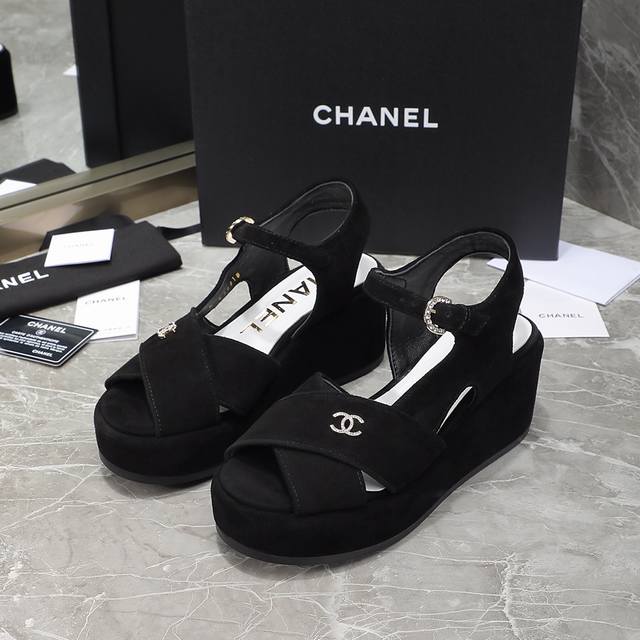 顶级版本 Chanel 香奈儿 24Ss厚底跛跟凉鞋 材料面料 漆皮 羊猄 内里 羊皮 大底 原版大底 跟高 7.5Cm 码数 35-40