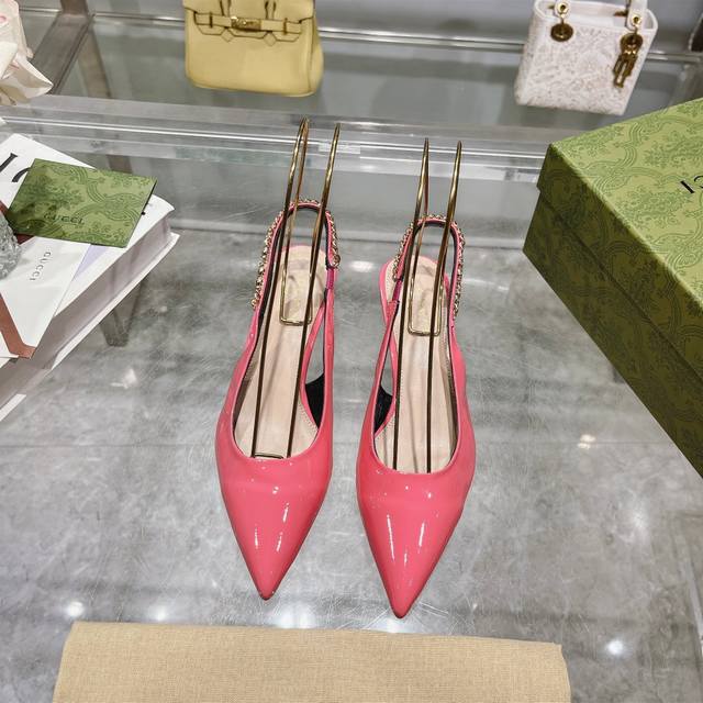 2024-2粉红 35-41.41定 Gucci Signoria浅口鞋以佛罗伦萨中心广场命名，焕新再现品牌发源地的经典雅致格调。这款鞋履糅合闪亮漆皮和尖头设计