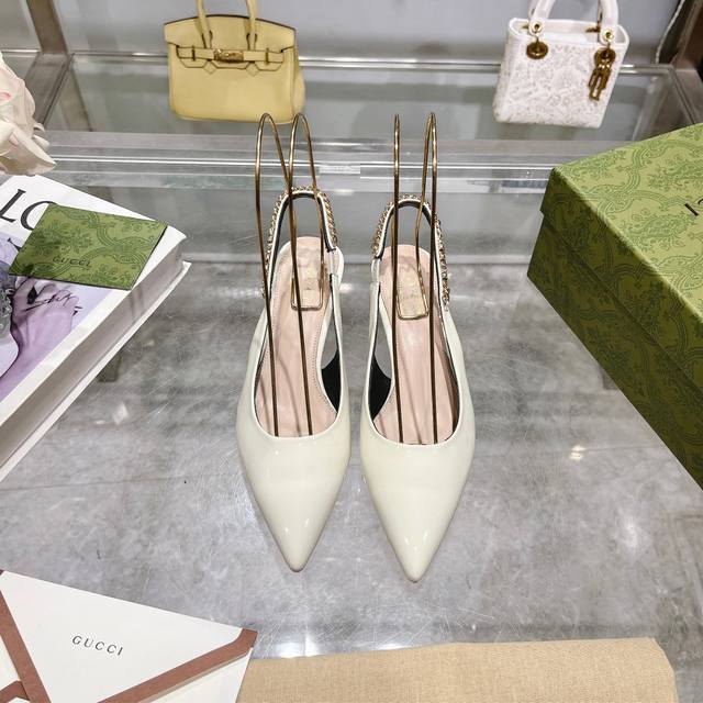 2024-2米白 35-41.41定 Gucci Signoria浅口鞋以佛罗伦萨中心广场命名，焕新再现品牌发源地的经典雅致格调。这款鞋履糅合闪亮漆皮和尖头设计