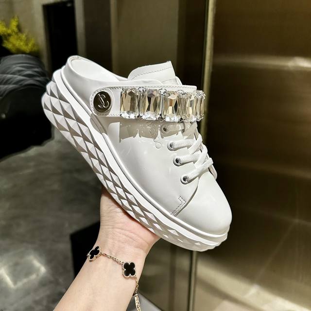 2024、新款吉米周 Jimmy Choo ，独家发售，原版大底休闲小白鞋，采用最新工艺设计，立体感强多种工艺融合一起，颠覆时尚，超级有型！水钻搭配超美。纯手工