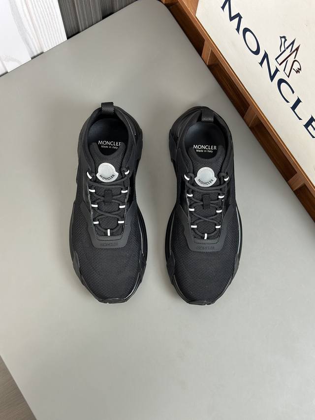 Moncler蒙口男鞋运动鞋,进口布面、氯丁橡胶 各种材质拼接打造，鞋面采用鞋带和橡胶嵌件设计，后跟moncler标志，大底采用tpu+橡胶+高弹橡胶发泡组合成