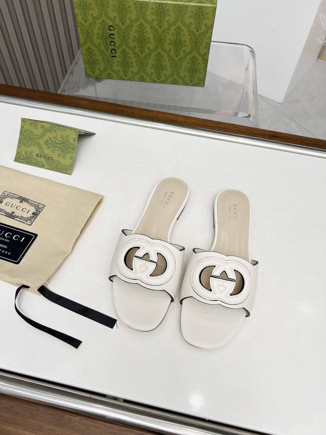 真皮底40 古奇2024官网最新款凉鞋同步上市，受20世纪70年代经典设计的影响，这款中跟牛皮凉鞋上的联锁g饰以超大镂空细节。