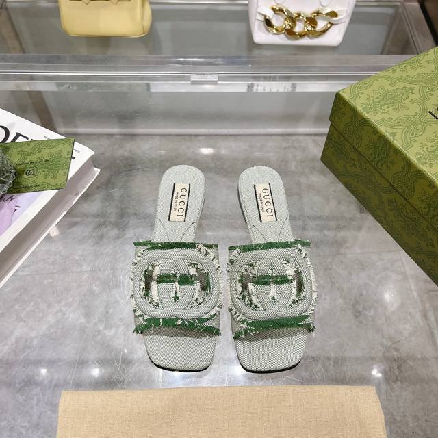 6025-1绿帆布空g 35-41 从为品牌注入荣光的20世纪70年代典藏设计中撷取灵感，互扣式双g在这款绿色帆布拖鞋上以超大镂空细节焕新呈现。绿色帆布 女士