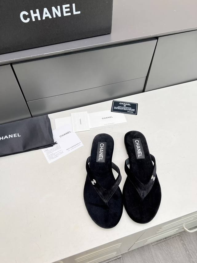 Chanel 春夏新款 真皮大底人字拖鞋 首发这个鞋我真心的心动 第一眼[惊讶]看到就喜欢， 而且有chanel 家的经典元素钻石logo 面料 进口牛皮 牛仔
