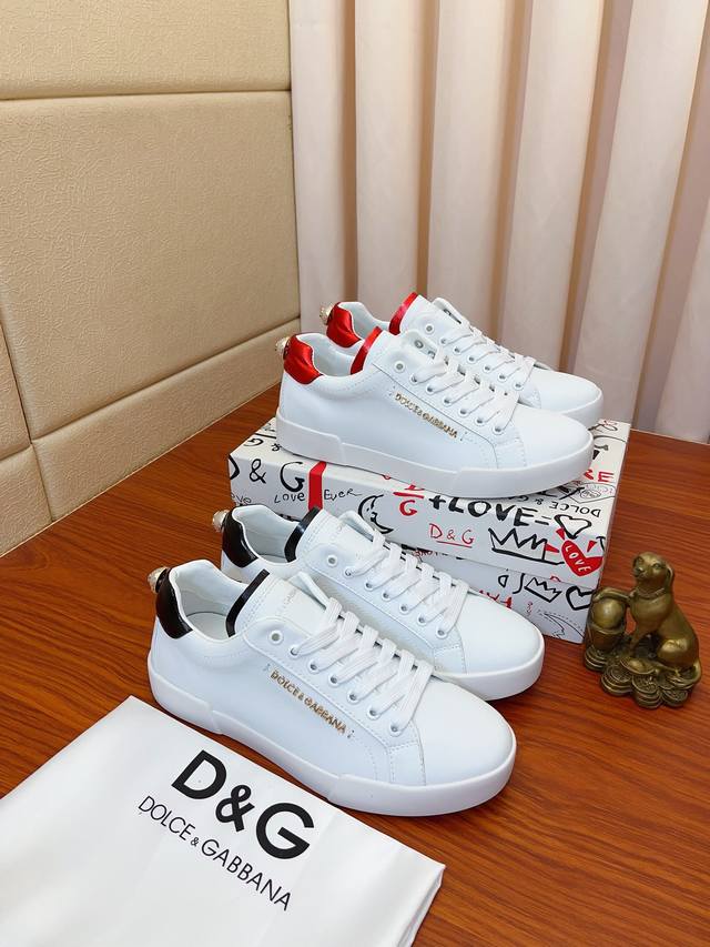 实价 Dolce&Gabbana 杜嘉班纳 ～高品质. 低帮休闲、众多明星至爱，采用高端进口多种材料工拼接真皮垫脚，简约大气，完美诠释鞋履最新灵感，经典与时尚融