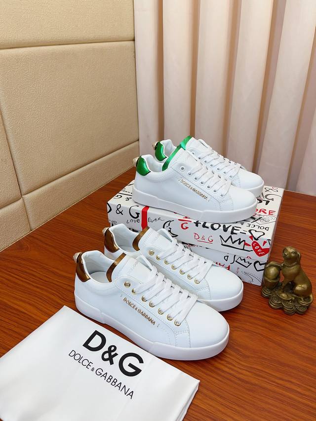 实价 Dolce&Gabbana 杜嘉班纳 ～高品质. 低帮休闲、众多明星至爱，采用高端进口多种材料工拼接真皮垫脚，简约大气，完美诠释鞋履最新灵感，经典与时尚融