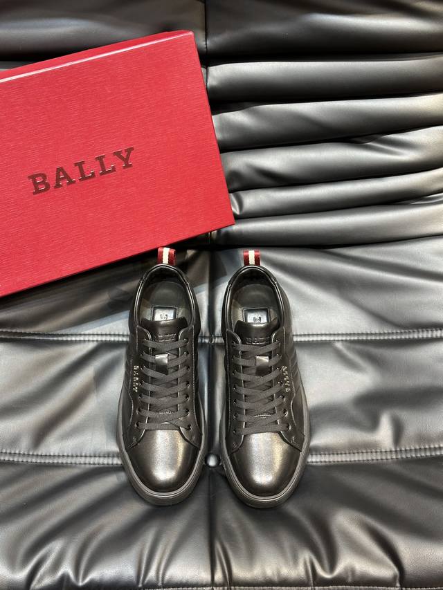 Bally 巴利 顶级高端男鞋， 巴利低帮休闲鞋，采用头层牛皮鞋面，进口牛皮内里，皮质质感细腻光滑有光泽 上脚非常轻便舒适. Size 39-44 38.45.