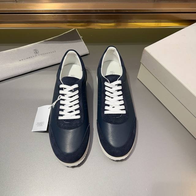Brunello Cucinelli 新款男士系带休闲运动鞋出货！ 此品牌是来自意大利的世界顶级奢侈品牌，所有产品均选用现今服装界最顶级的面料，加上意大利得天独