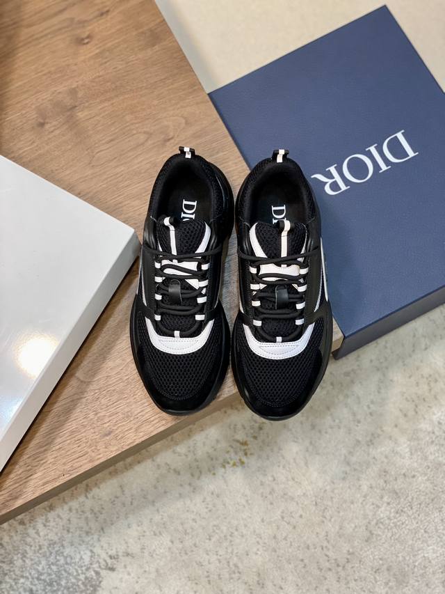 Dior迪奥高版本b22男士慢跑时尚运动鞋 这款单品从复古慢跑鞋汲取灵感。采用厚实的低帮设计，精选牛皮与网眼织物拼接鞋面，搭配黑白相间的刻花橡胶鞋底。侧面带有浮
