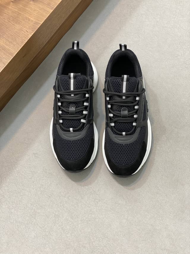 D X 高版本 B22男士慢跑时尚运动鞋，这款单品从复古慢跑鞋汲取灵感。采用厚实的低帮设计，以黑色牛皮革以及网眼织物拼接鞋面，搭配黑白相间的刻花橡胶鞋底。黑色网