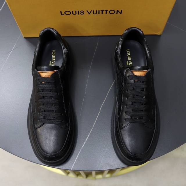 商品商标 Louis Vuitton 路易威登 正码码数 38-44 45定做 商品材料 专柜同款 原单品质，原版牛皮压花 鞋面，羊皮内里 原版柔软大底，男士商