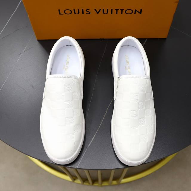商品商标 Louis Vuitton 路易威登 正码码数 38-44 45定做 商品材料 原版牛皮面 舒适内里 轻便耐磨大底，男士时尚休闲鞋 跑步 运动鞋 尊贵