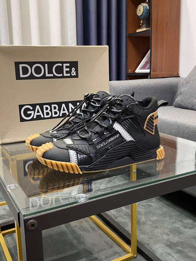 商品商标 Dolce&Gabbana 杜嘉&班纳 正码码数 36-44， 45、46定制 商品材料 鞋面意大利牛皮多种材料拼接鞋面，网布内里羊皮垫，鞋底 原厂特