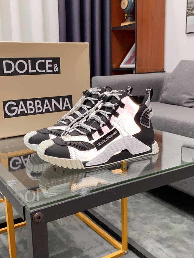 商品商标 Dolce&Gabbana 杜嘉&班纳 正码码数 36-44， 45、46定制 商品材料 鞋面意大利牛皮多种材料拼接鞋面，网布内里羊皮垫，鞋底 原厂特