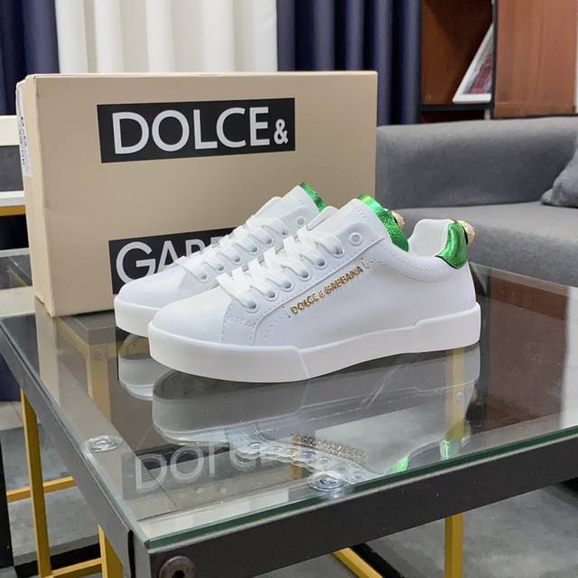 商品商标 Dolce&Gabbana 杜嘉&班纳 正码码数 35-44，45，46定做 商品材料 鞋面意大利牛皮鞋面侧面有五金 D家logo，后跟钉有dg珍珠，