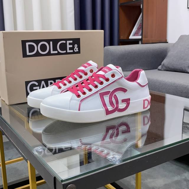 商品商标 Dolce&Gabbana 杜嘉&班纳 正码码数 35-44， 45、46定制 商品材料 鞋面意大利牛皮侧面秀有dg特色字母，羊皮内里羊皮垫，鞋底 原