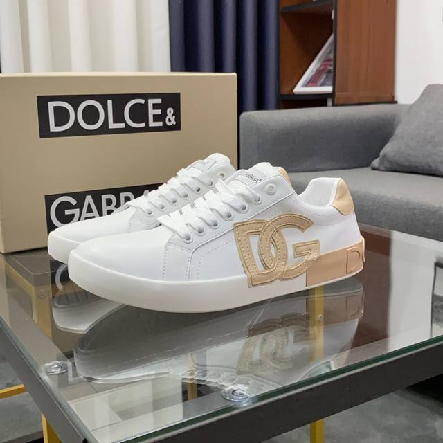 商品商标 Dolce&Gabbana 杜嘉&班纳 正码码数 35-44， 45、46定制 商品材料 鞋面意大利牛皮侧面秀有dg特色字母，羊皮内里羊皮垫，鞋底 原