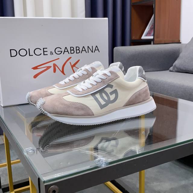 商品商标 Dolce&Gabbana 杜嘉&班纳 正码码数 38-44， 45、46定制 商品材料 鞋面意大利牛皮拼接布料鞋面，羊皮内里，鞋底 原厂特供原版橡胶