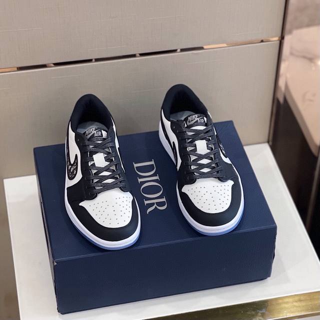 工厂价 Dior联名 鞋身由乳白色拼接组成。透明组合大底分别印有dior以及jumpman Wings徽标以彰显球鞋的身份内里吸汗网布里38-44码