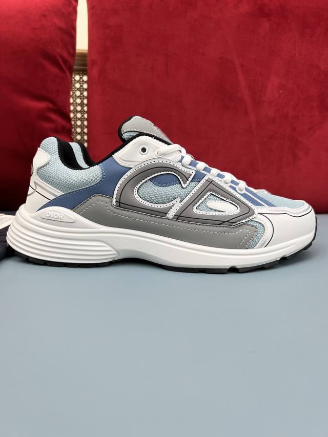 Dior 迪奥22最新款b30低帮运动鞋，今年旗舰款式之一。采用网眼植物盒科技人员面料精心制作，饰亿反光“Cd30”图形标志，鞋跟盒鞋舌饰以dior B30”和