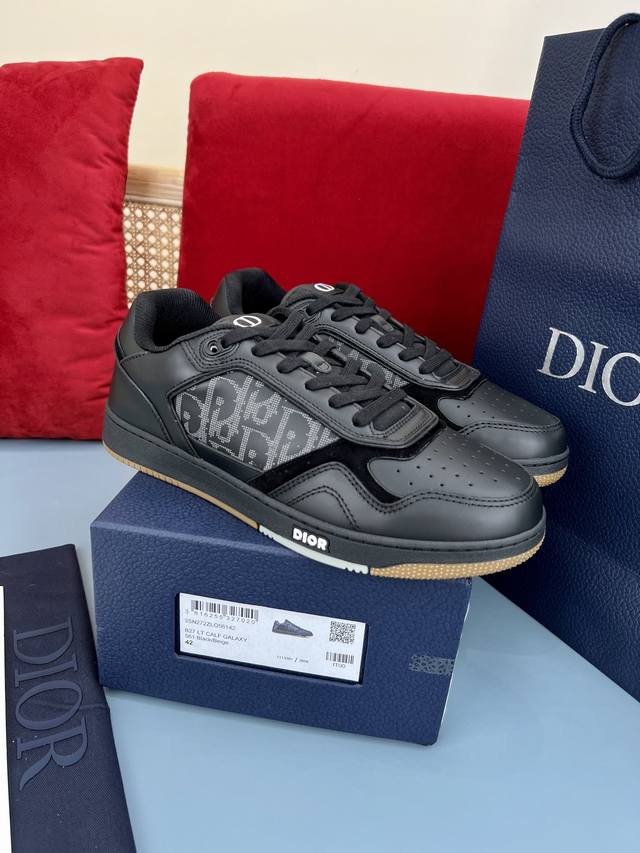 Dior 迪奥b27最新款板鞋运动鞋 这款 B27 低帮运动鞋是该系列新品，延续 Dior 的经典款式。采用光滑牛皮革精心制作，侧面饰以oblique 印花镶片
