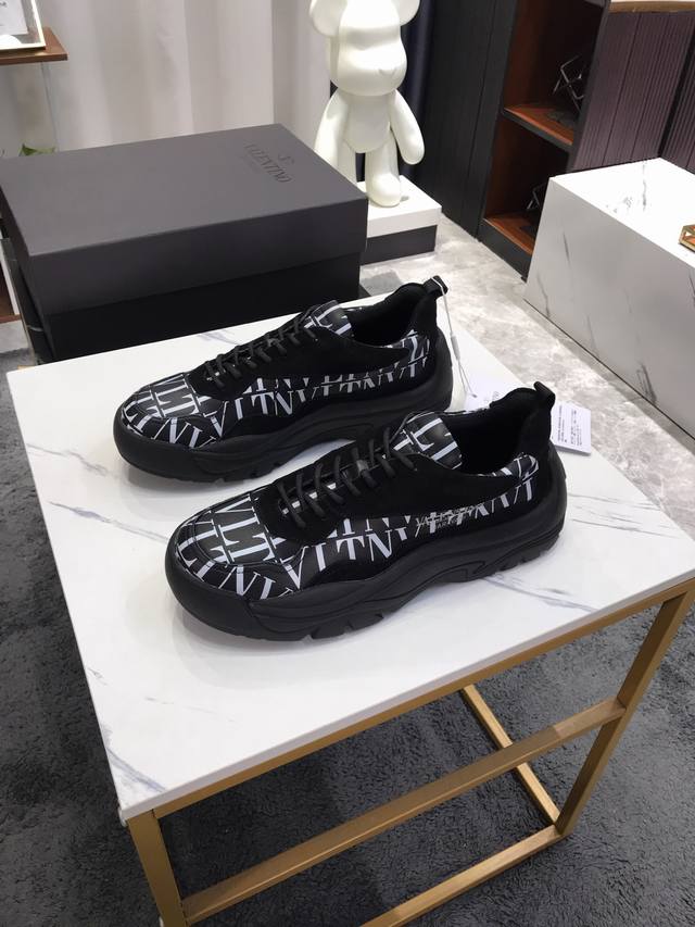 商品商标 Valentino 华奴天伦 运动鞋 正码码数 男38-44 [45定做] 商品材料 高版本 原版盒配布袋卡片说明书，3D打印鞋面采用意大利进口原版牛