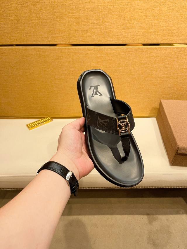 工厂价 Lv拖鞋 男鞋高端品牌 最新力作 原版开模定制，面料釆用进口原版材料制作，升级版大底，更轻便，防滑。市场顶级品质，简单不失品味，潮人必备，时尚就在脚下，