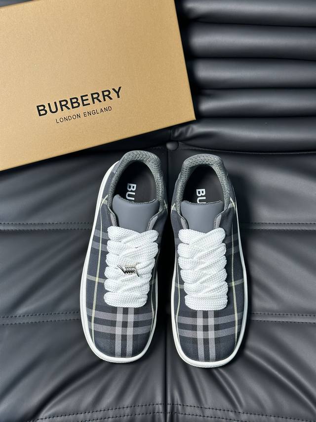 商品商标 Burberry 巴宝莉 休闲鞋 正码码数 38-44 45定做 商品材料 B家男士经典低帮运动鞋，以 Vintage 复古格纹棉与牛皮材质焕新演绎，