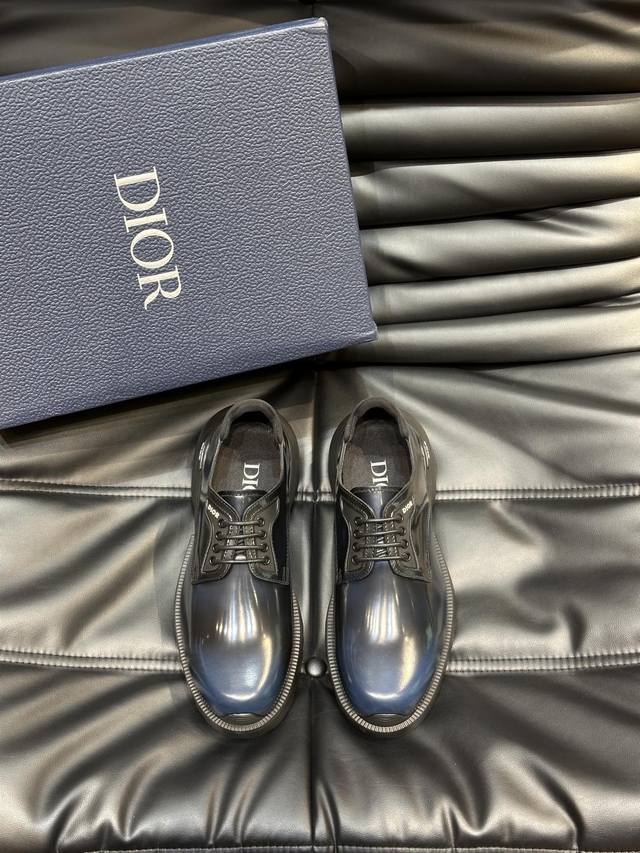 Dior Combat 德比鞋是二零二四春季男装系列新品，呈现时尚设计与运动元素相结合的混搭风格。采用进口开边珠牛皮精心制作，侧面和鞋舌饰以 Oblique 印