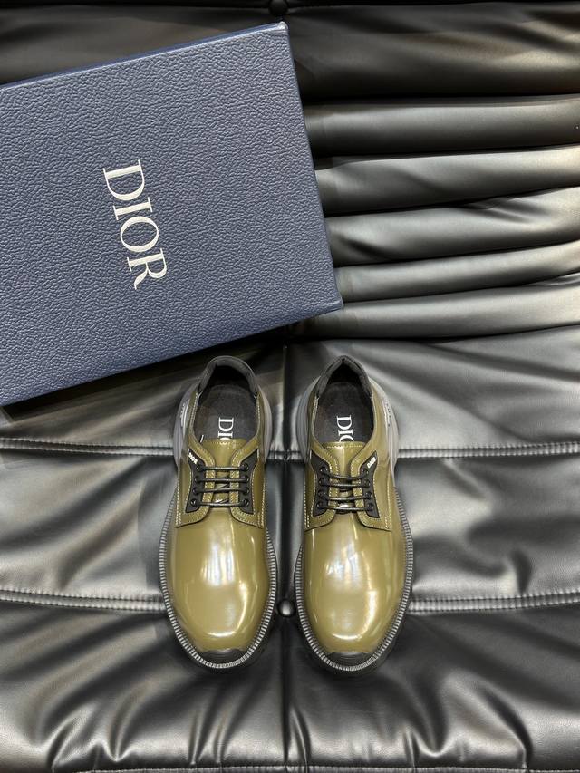 Dior Combat 德比鞋是二零二四春季男装系列新品，呈现时尚设计与运动元素相结合的混搭风格。采用进口开边珠牛皮精心制作，侧面和鞋舌饰以 Oblique 印