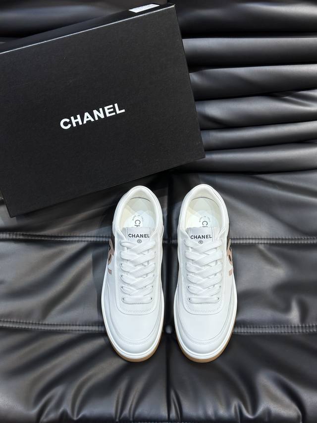 顶级版 Chanei 香奈儿 新款运动休闲男鞋！专柜同款！原版开发用心之作，采用进口牛皮打造，牛皮垫脚，柔软亲肤透气，侧面“Chanel”Logo标识点缀，鞋舌