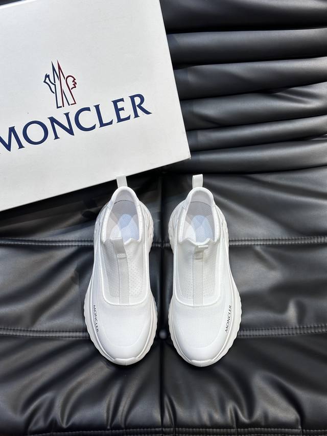 Moncler 蒙口男士休闲运动鞋，设有醒目的logo细节，橡胶tpu鞋底面整体点缀注塑moncler徽标。兼备创新、功能性与图形细节于一体，采用原版定制弹力布