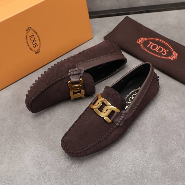 Tods 男士豆豆鞋 专柜同步新款 高端品质 磨砂皮杏色牛里.原版包装。尺码38-45。